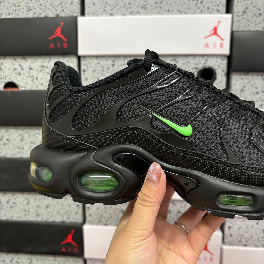 NIKE AIR MAX PLUS Black Green Strike