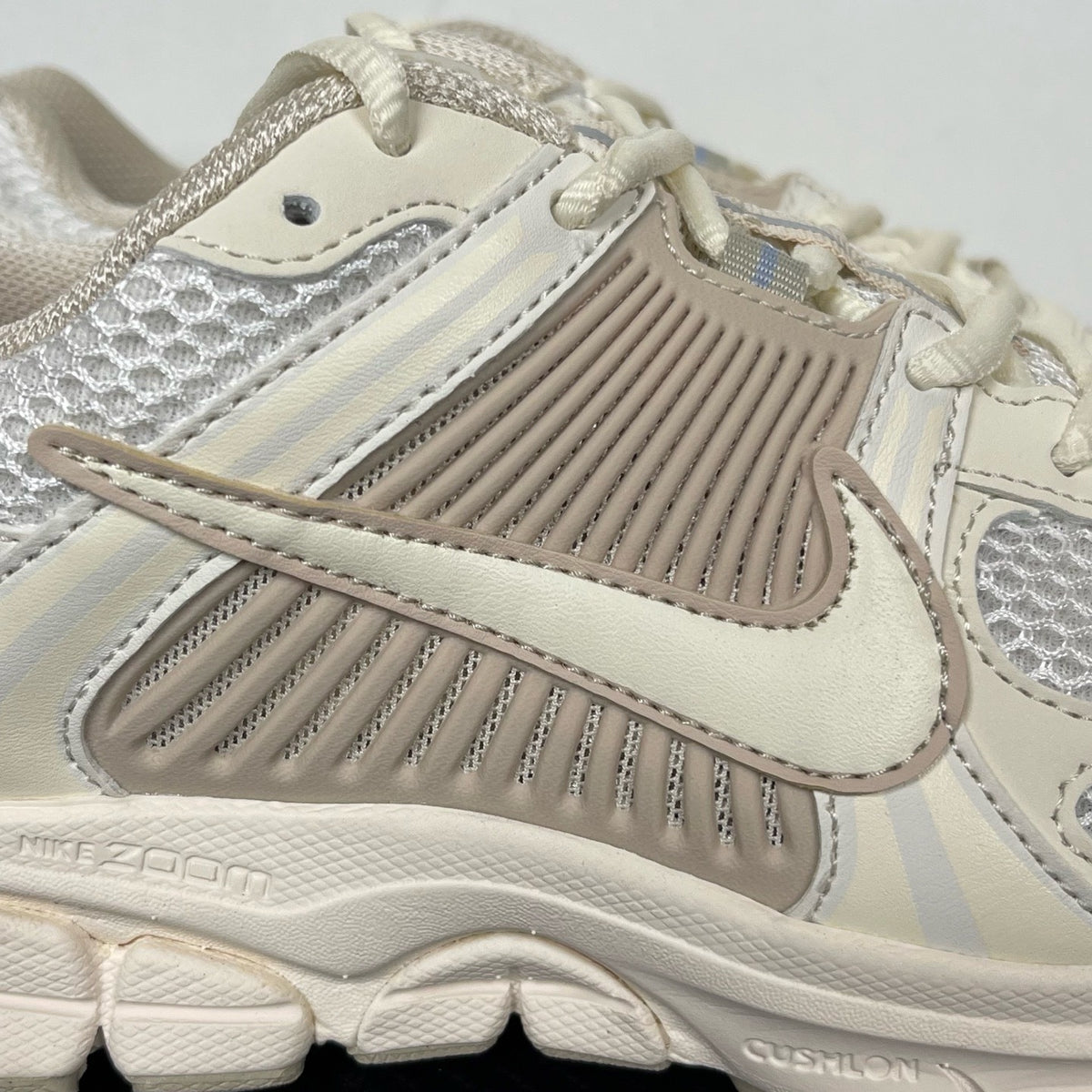 NIKE AIR ZOOM VOMERO 5  Sail / Light Orewood Brown