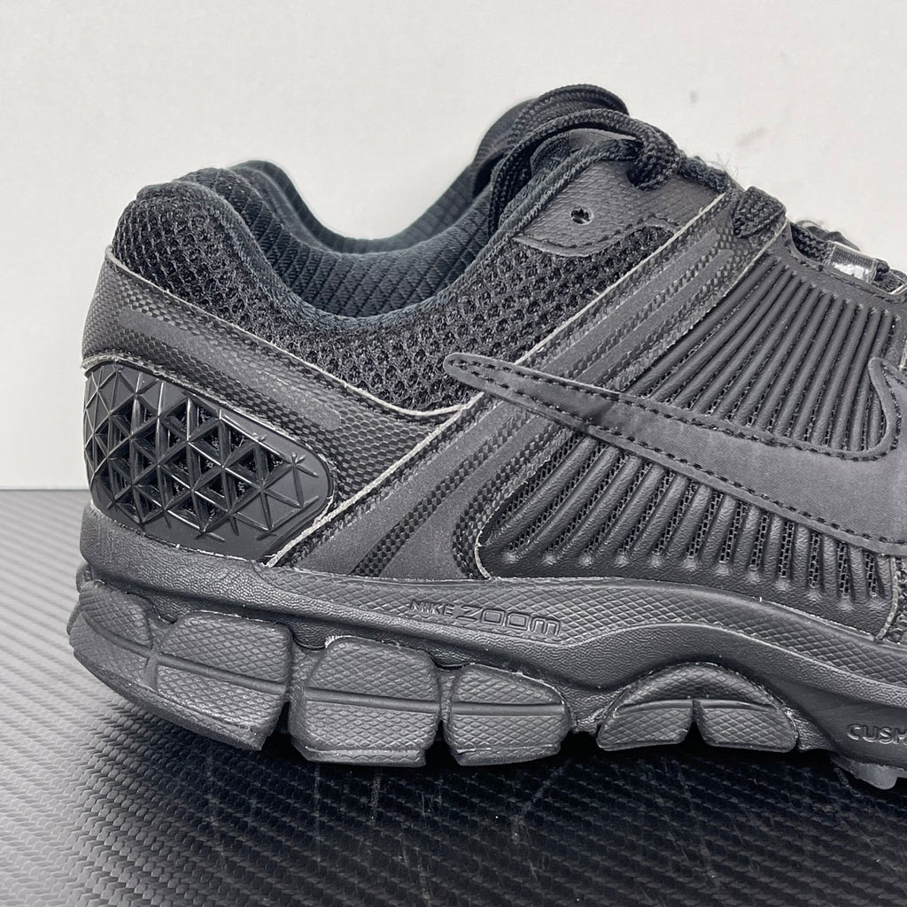 NIKE AIR ZOOM VOMERO 5 "Triple Black"