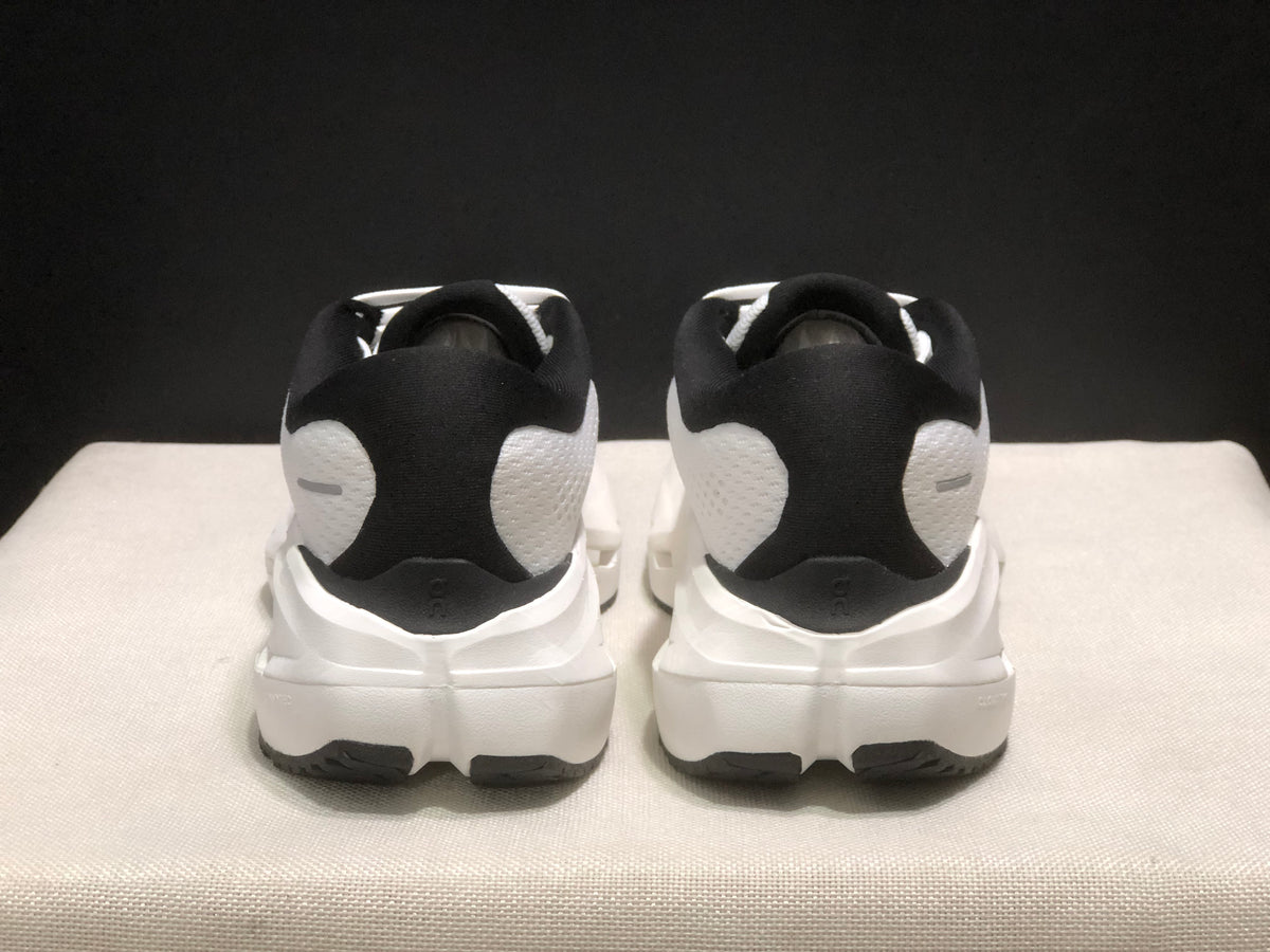 ON- Cloudrunner 3 Max White Black
