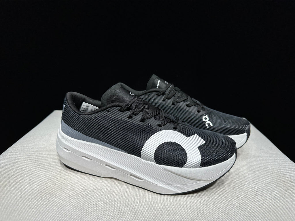 ON - CLOUDBOOM VOLT BLACK WHITE LOGO