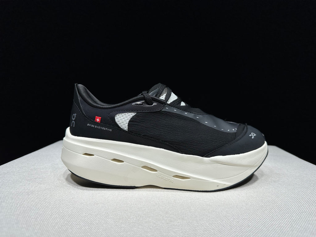 ON - CLOUDBOOM VOLT BLACK WHITE
