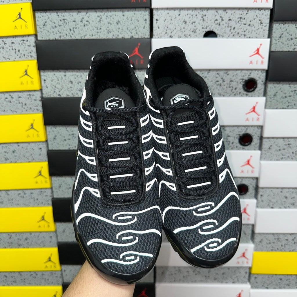 NIKE AIR MAX PLUS Black Reflective Silver