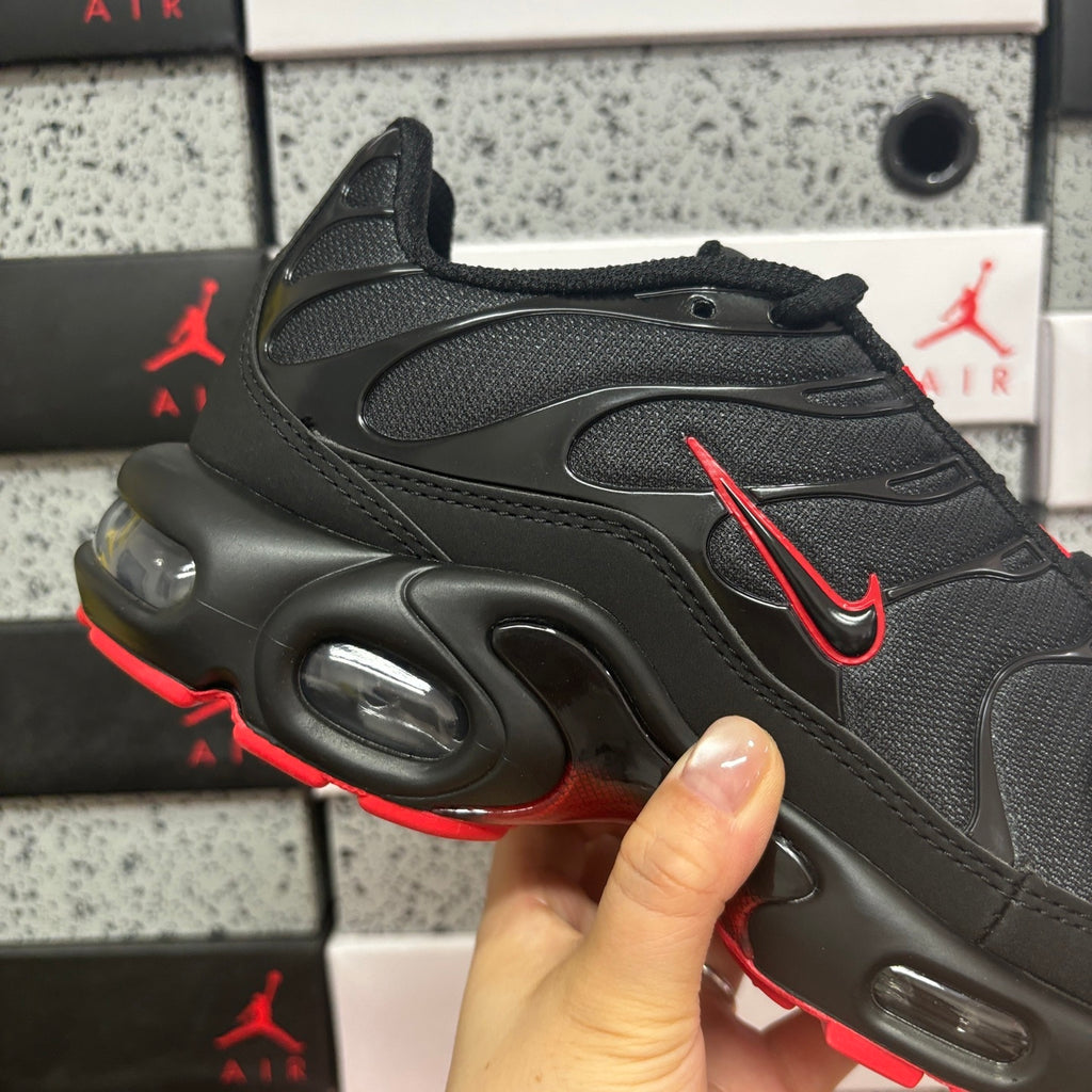 NIKE AIR MAX PLUS Black Red