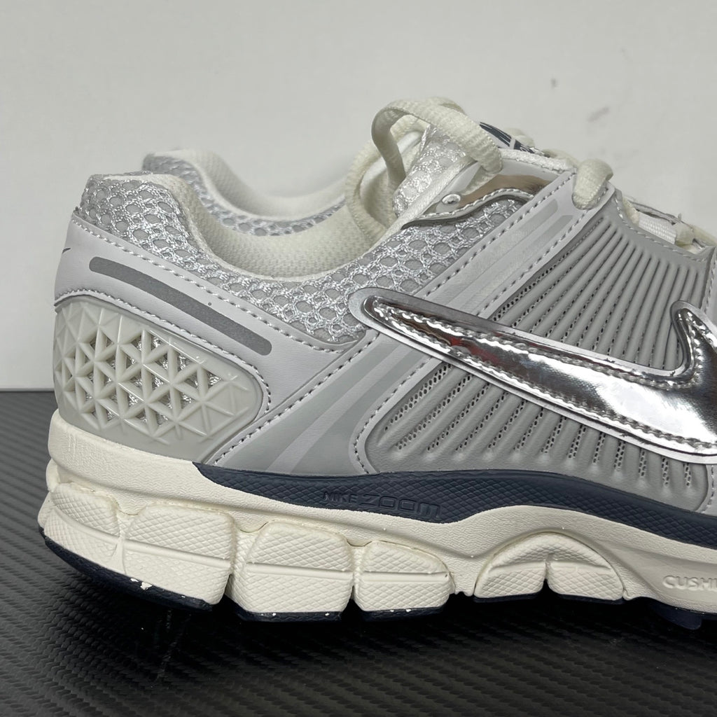 NIKE AIR ZOOM VOMERO 5 Photon Dust / Metallic Silver