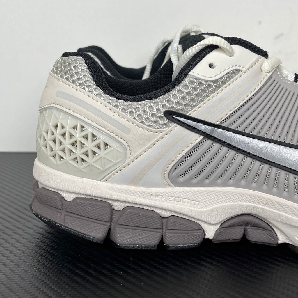 NIKE AIR ZOOM VOMERO 5 Phantom / Metallic Platinum – Light Iron Ore