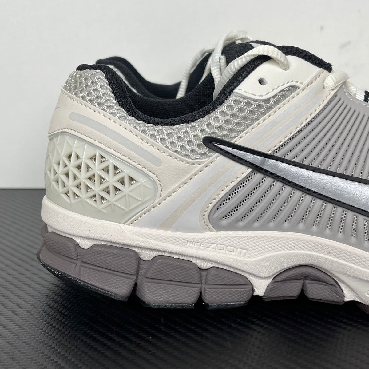 NIKE AIR ZOOM VOMERO 5 Phantom / Metallic Platinum – Light Iron Ore