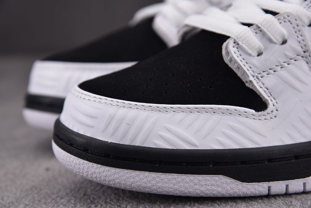 Nike SB Dunk  Low pro  x TIGHTBOOTH "Black and White"