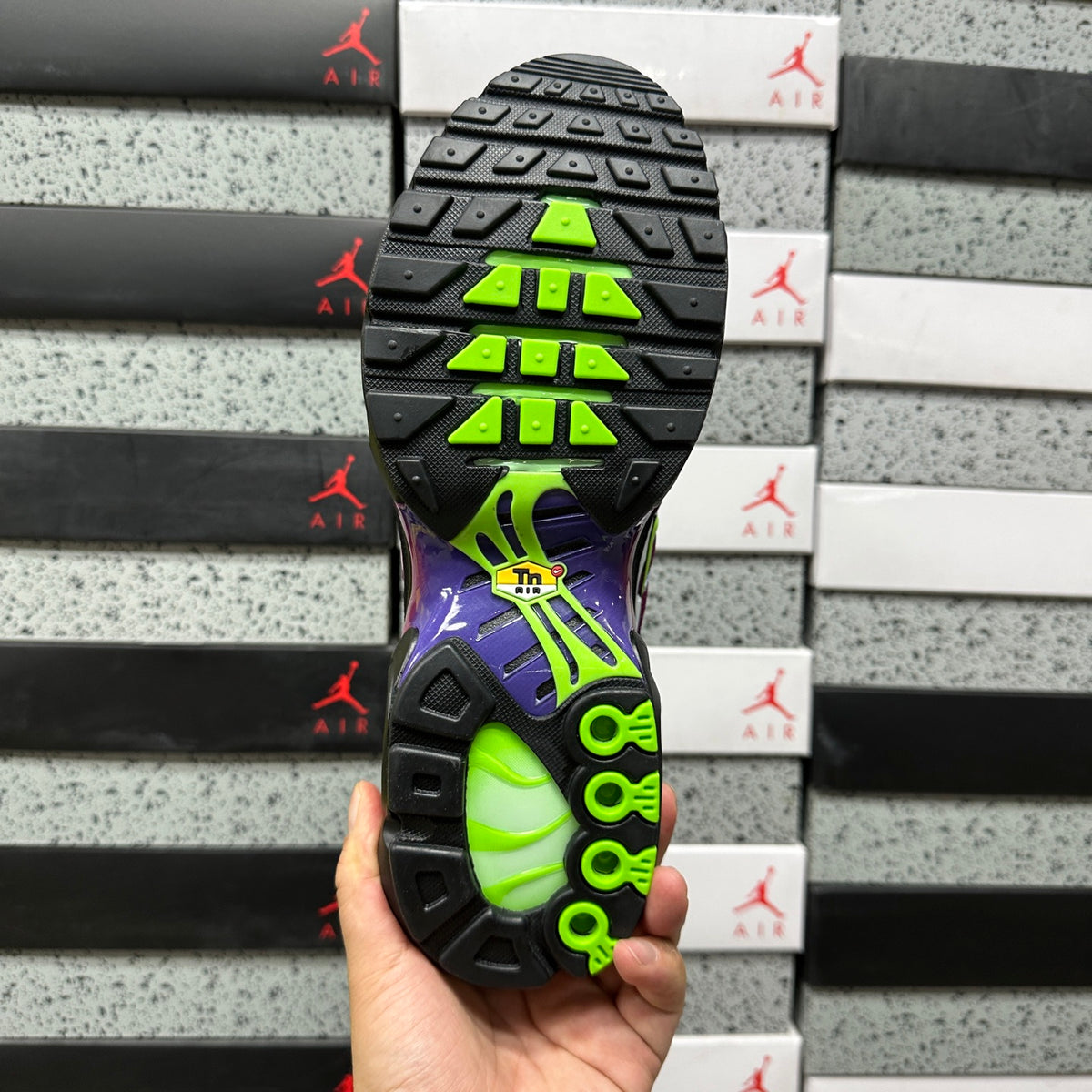 NIKE AIR MAX PLUS Rebellious Air Fireberry