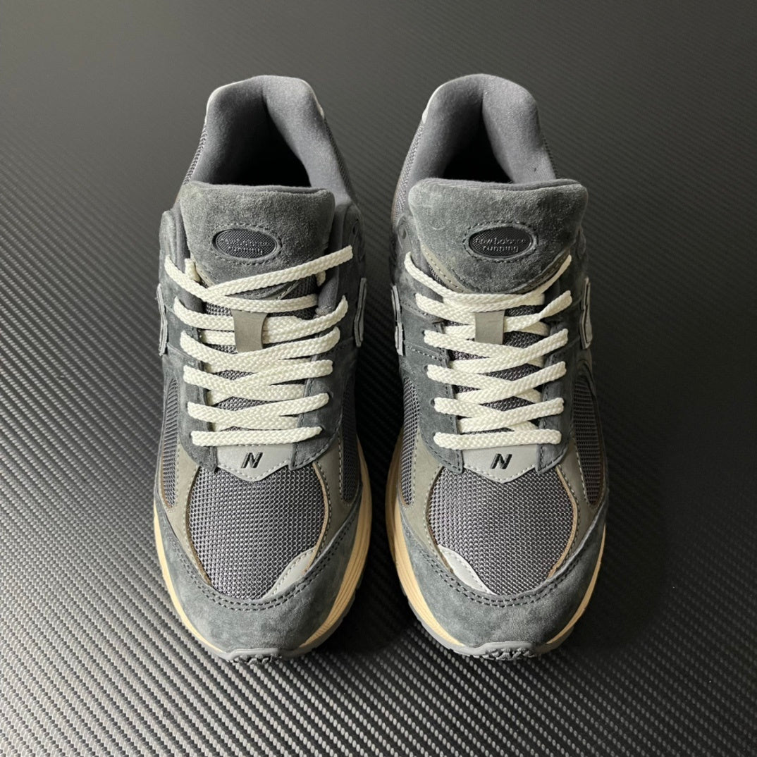 NEW BALANCE 2002R charcoal and grey