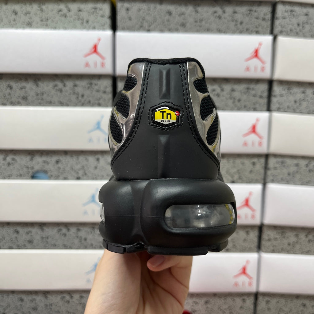 NIKE AIR MAX PLUS Black Chrome