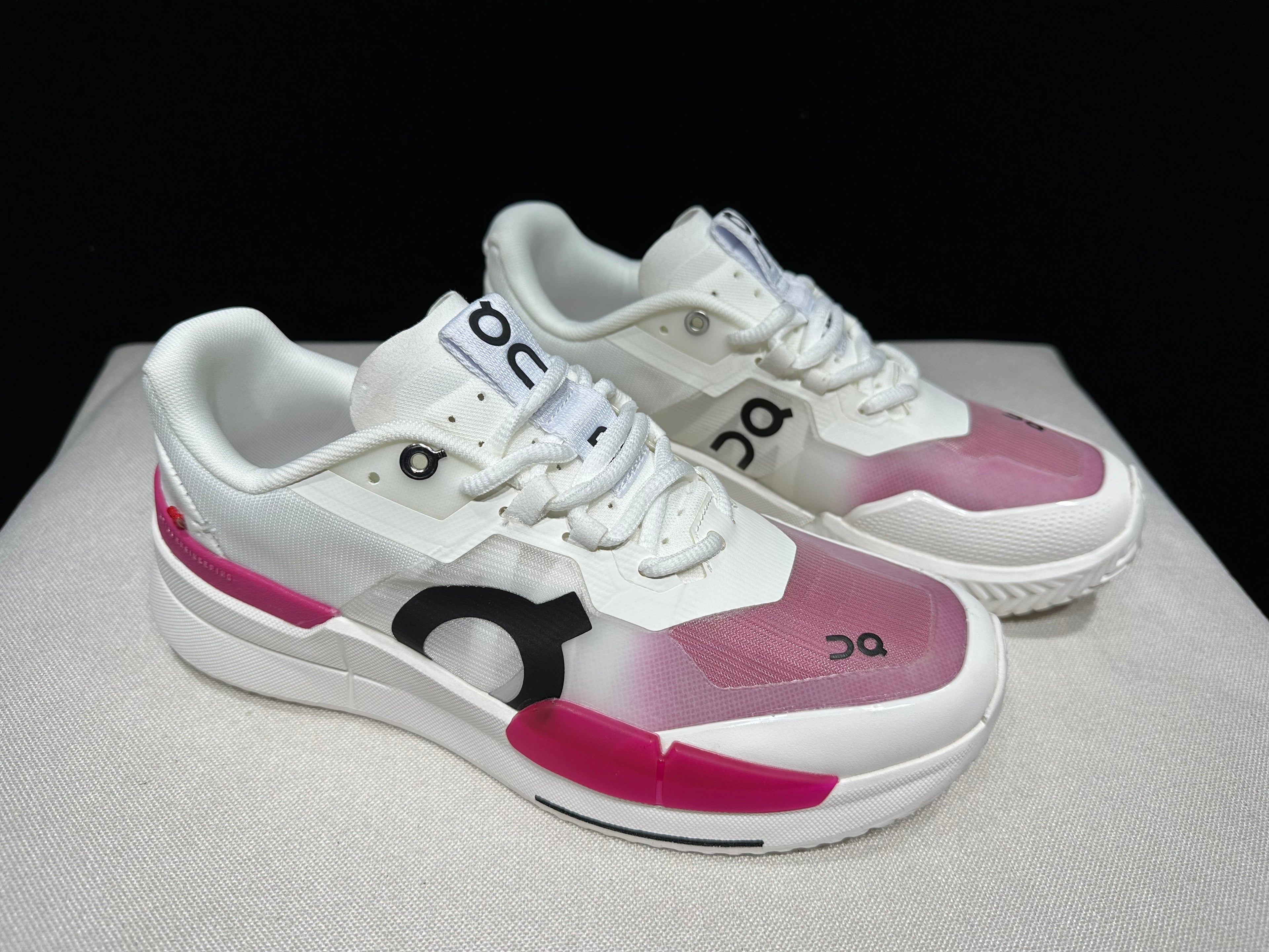 THE ROGER Pro 2 'White | Pink'