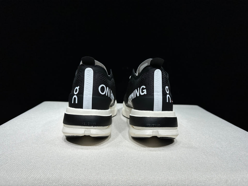 ON - Cloudboom Strike 'Black | White'