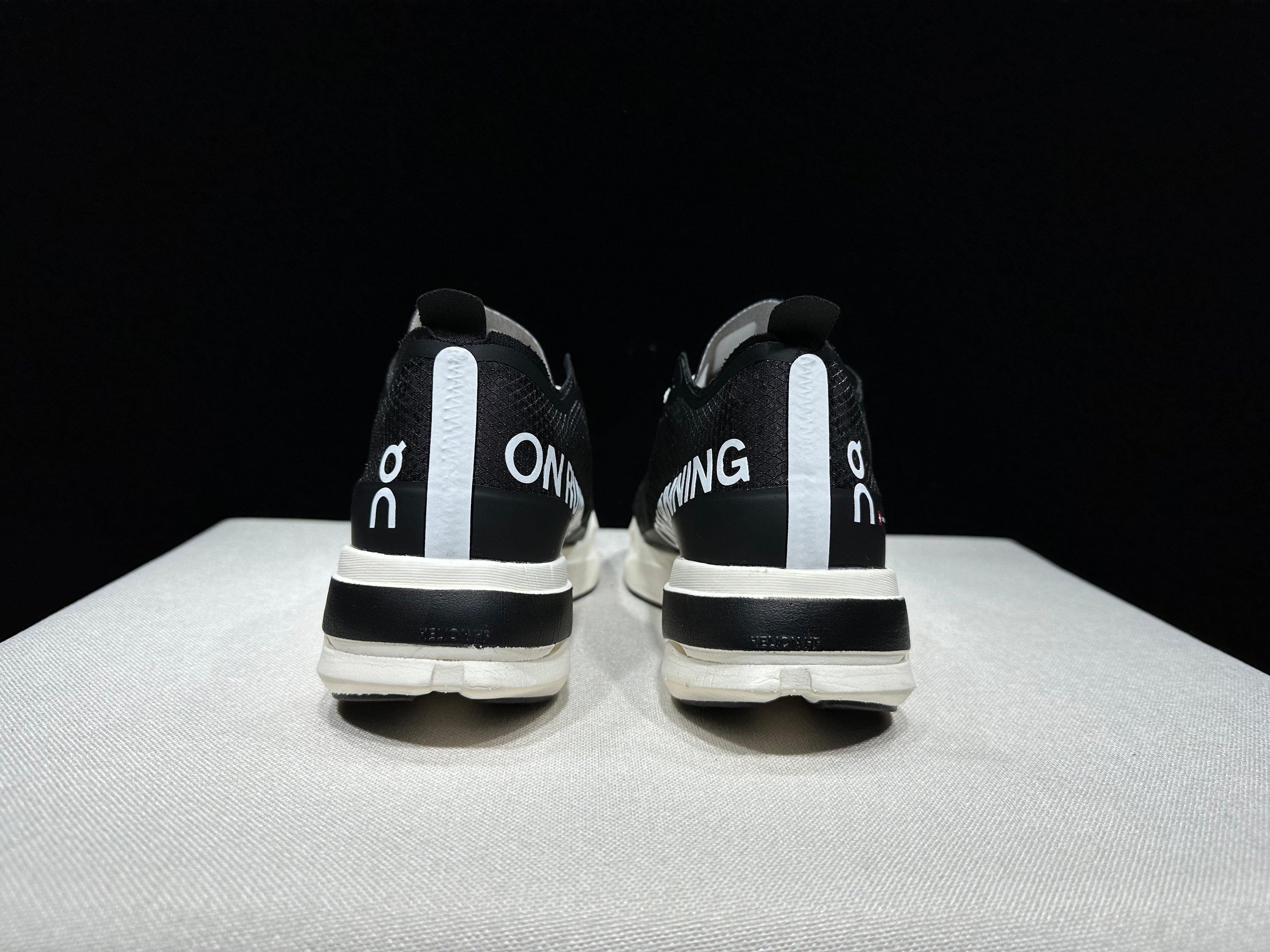 ON - Cloudboom Strike 'Black | White'