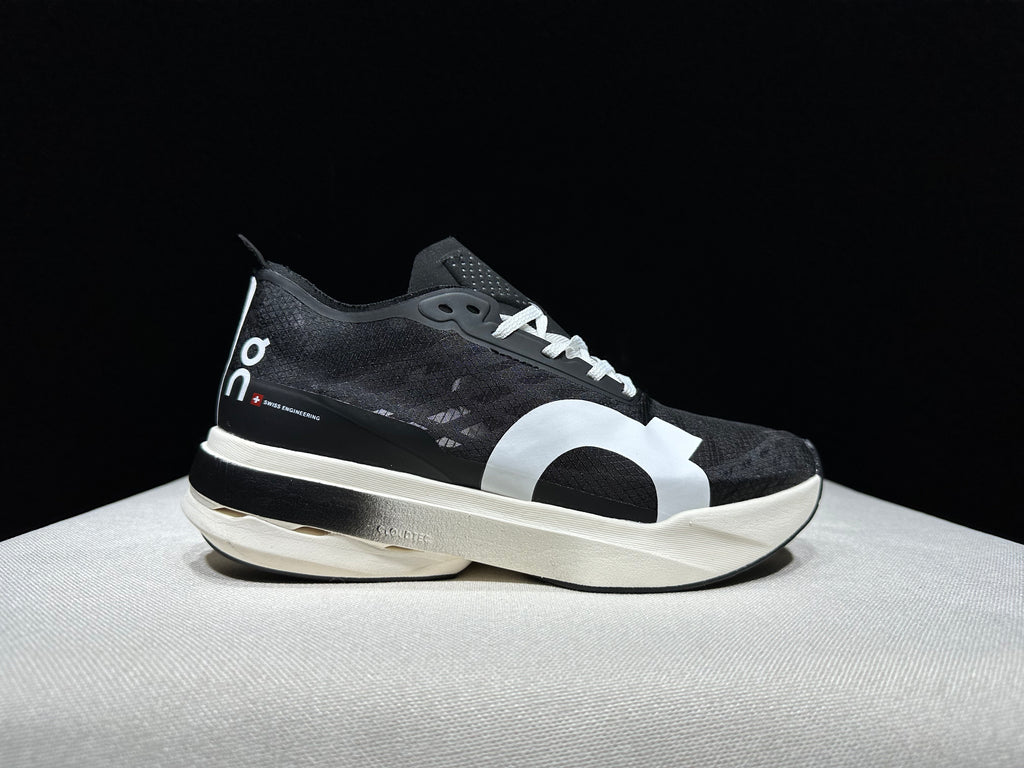 ON - Cloudboom Strike 'Black | White'