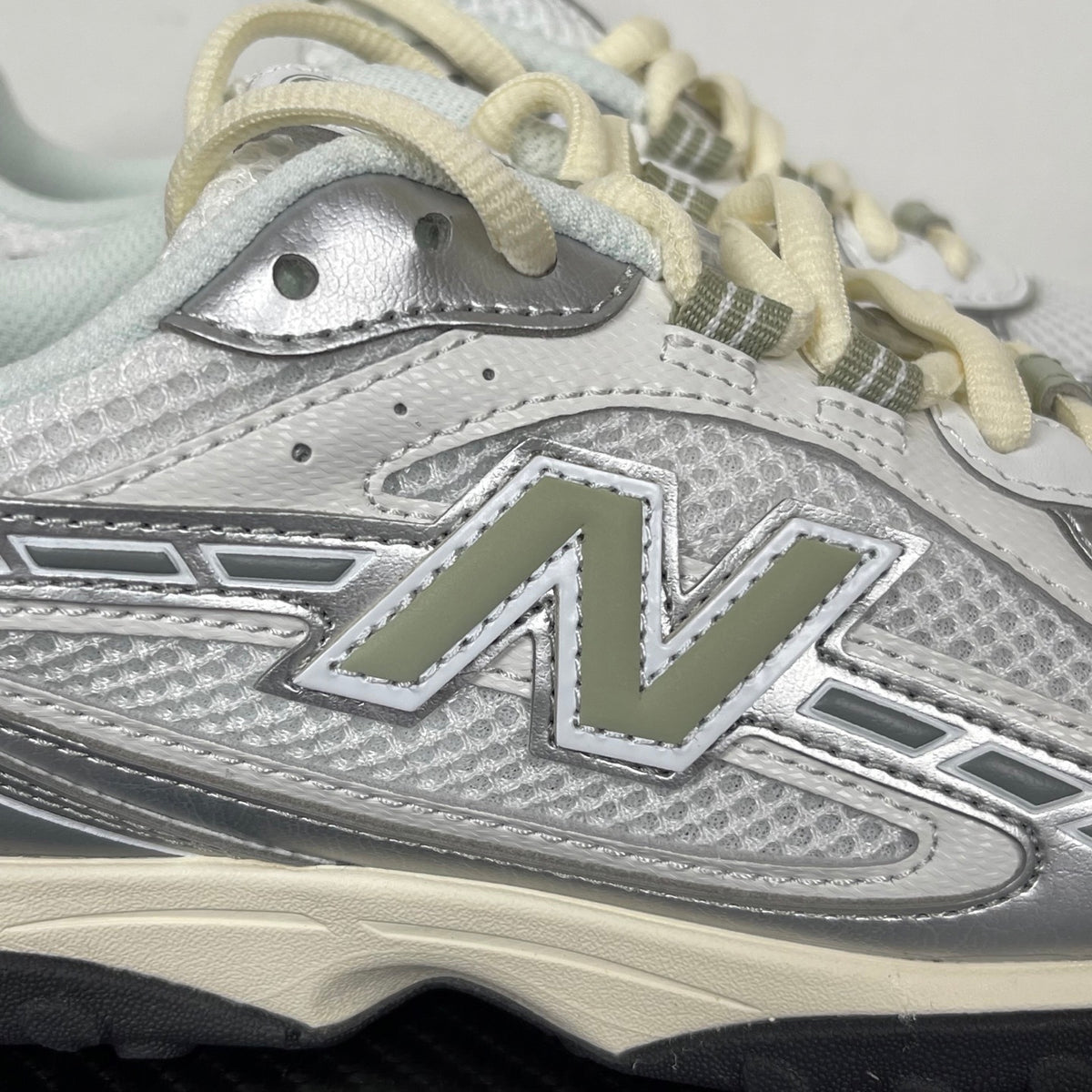 New Balance 204L Silver Metallic / Garter Snake Green