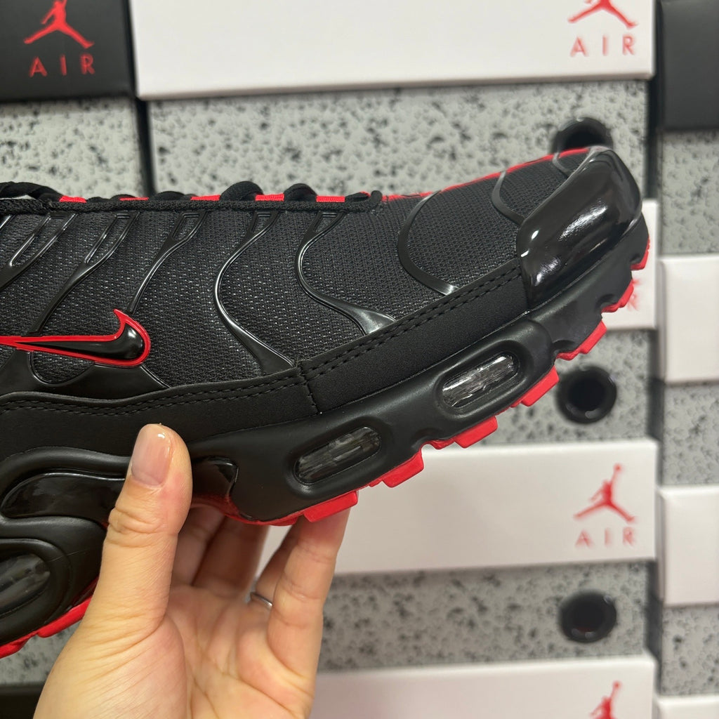 NIKE AIR MAX PLUS Black Red