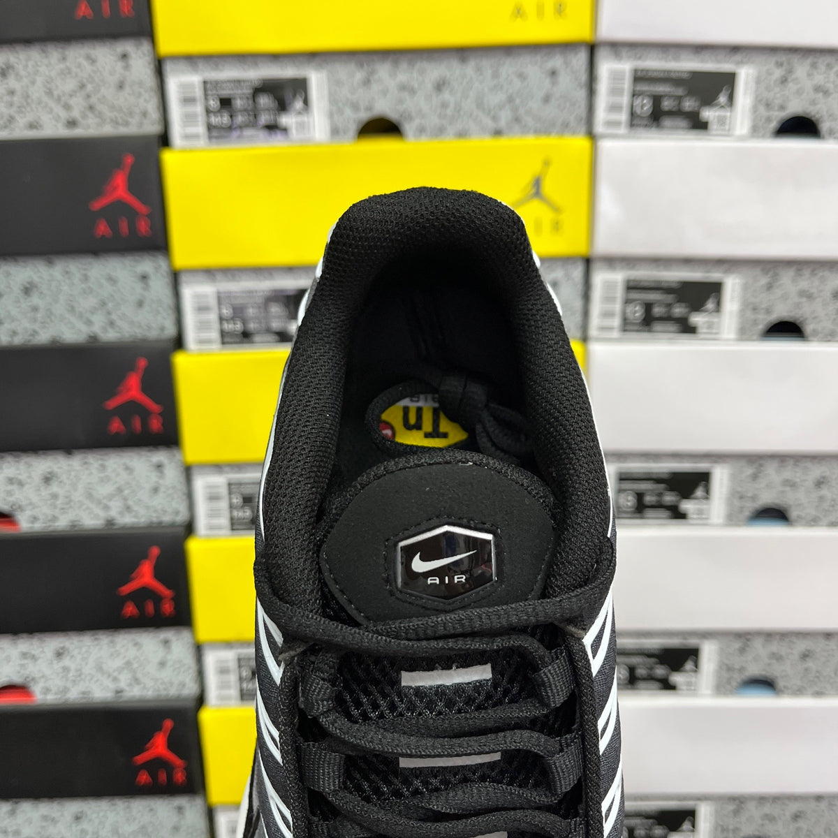 NIKE AIR MAX PLUS Black Silver White