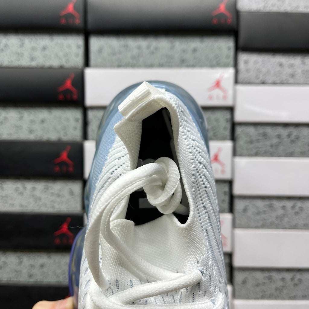GROUND MOOPIE white and ice gray