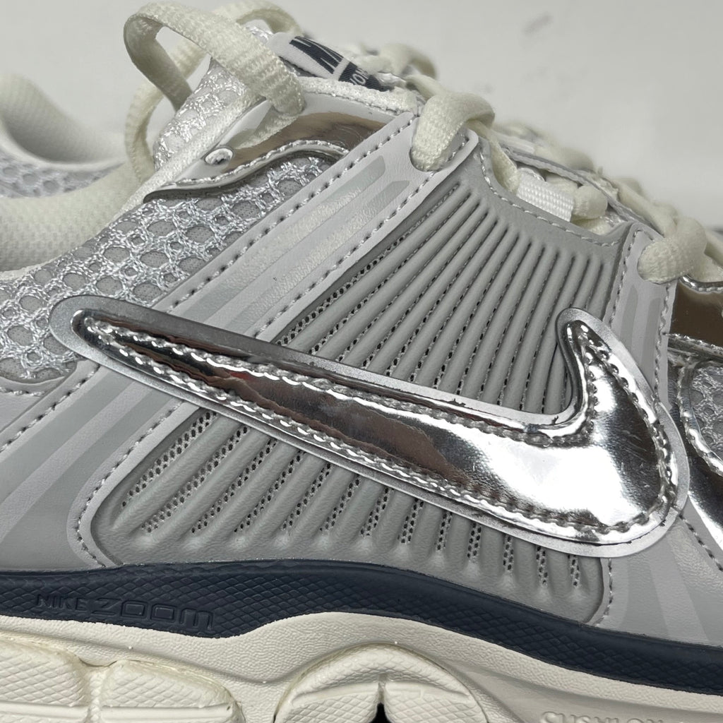 NIKE AIR ZOOM VOMERO 5 Photon Dust / Metallic Silver