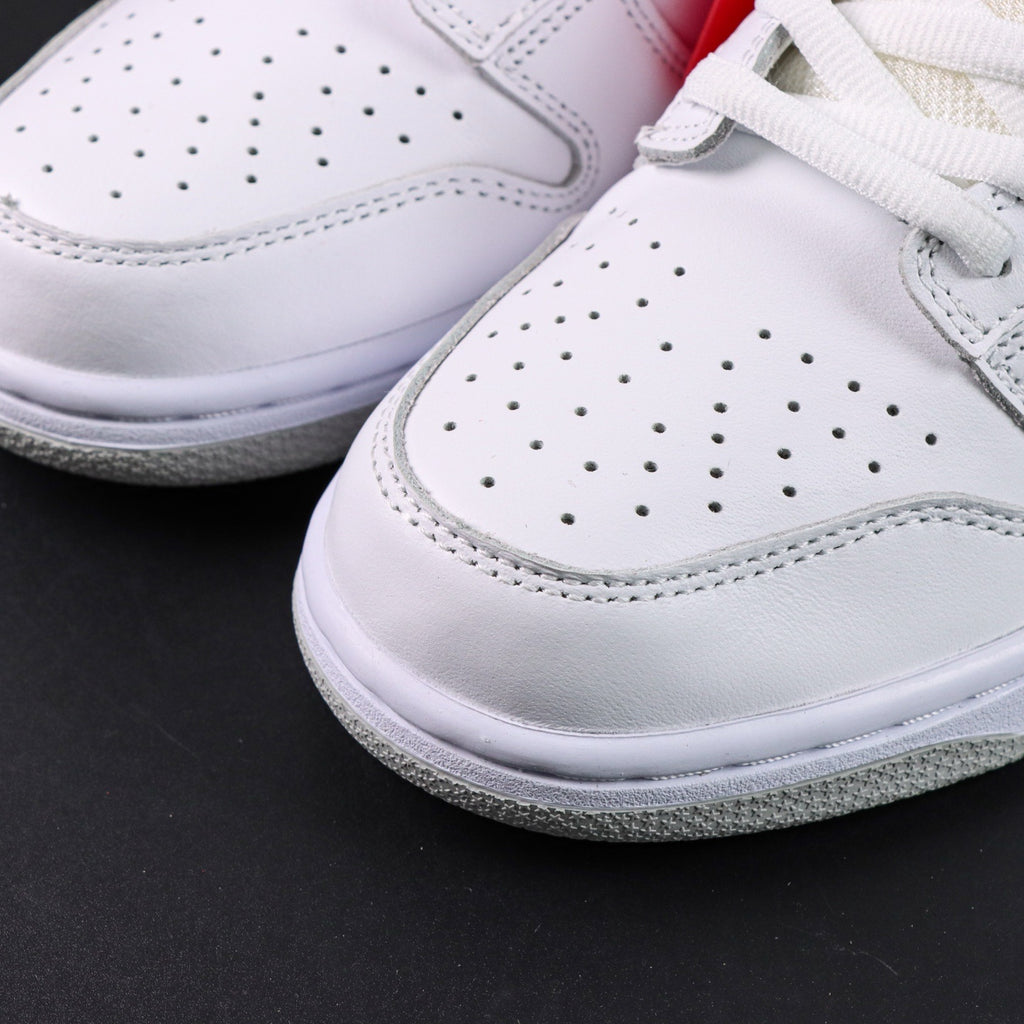 Nike SB Dunk  Low x Supreme "White Metallic Silver"