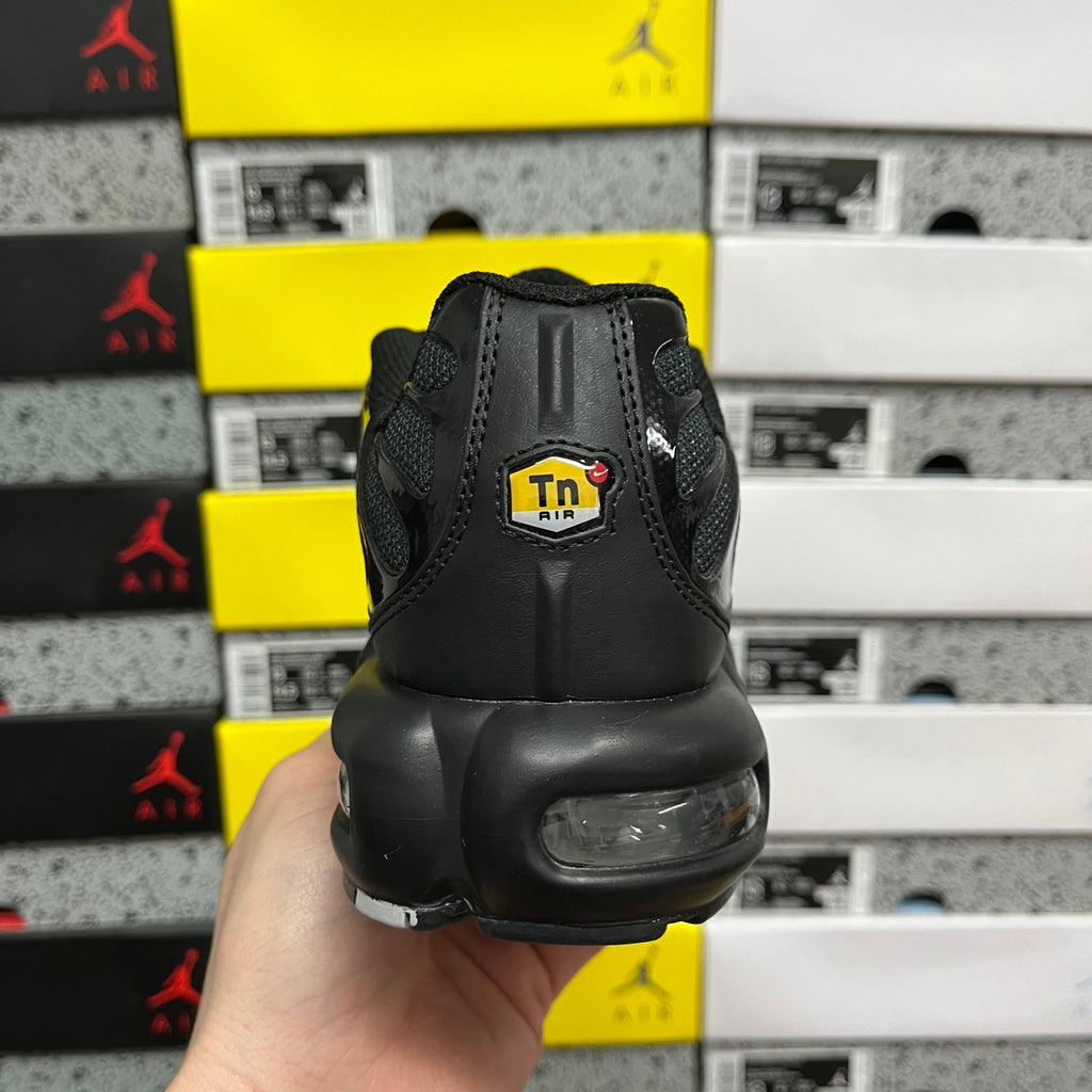 NIKE AIR MAX PLUS Multi Swoosh Black Crimson