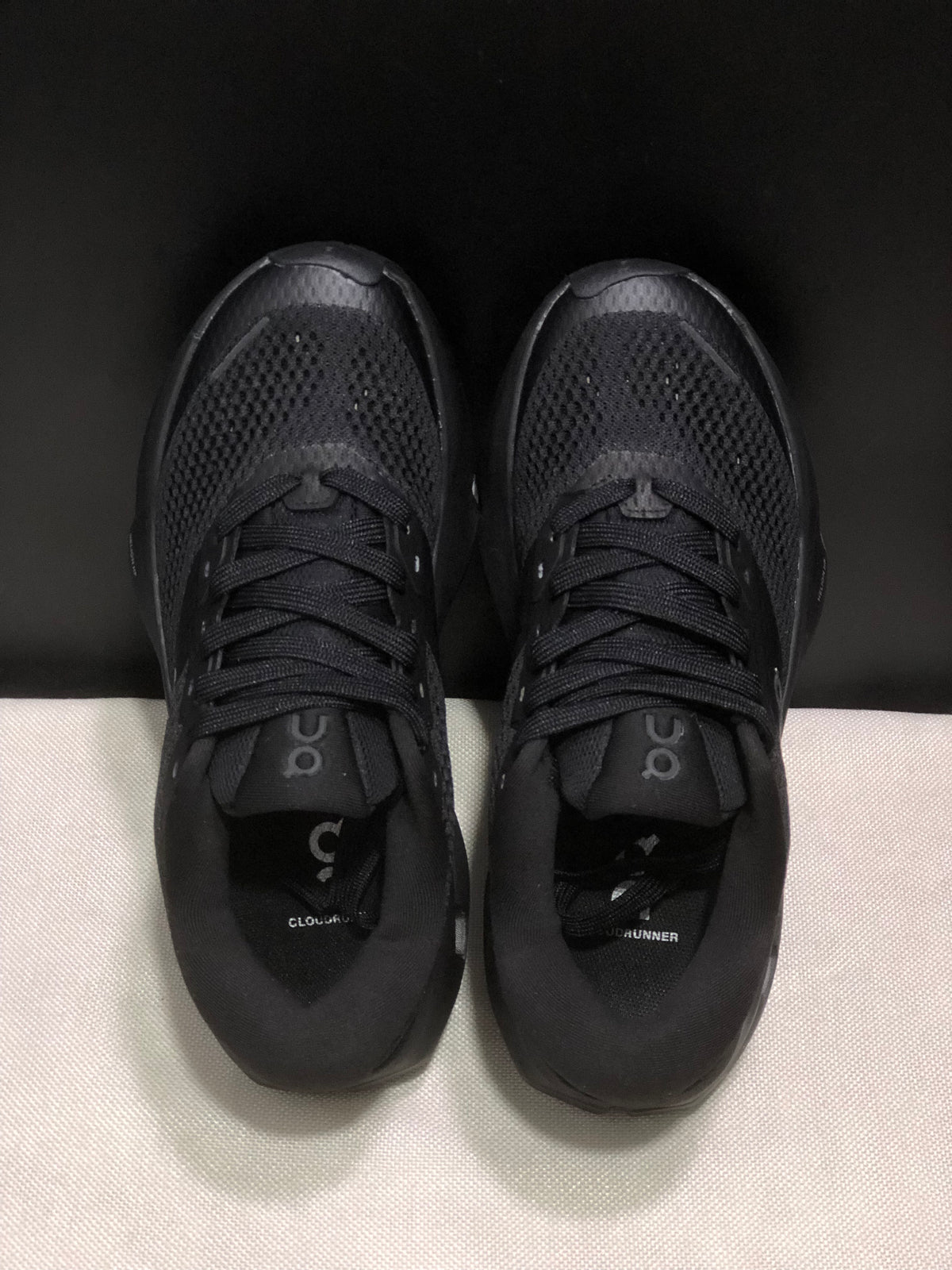 ON- Cloudrunner 3 Max Black