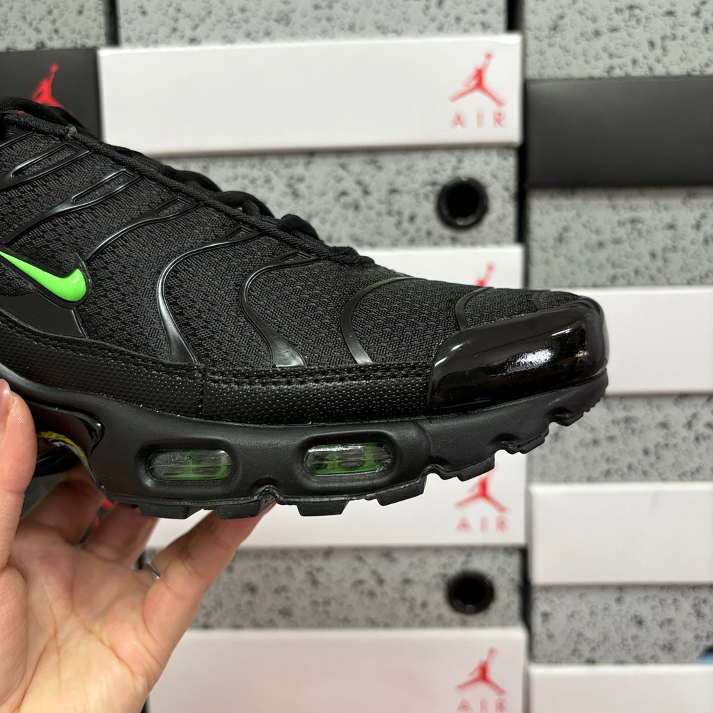NIKE AIR MAX PLUS Black Green Strike