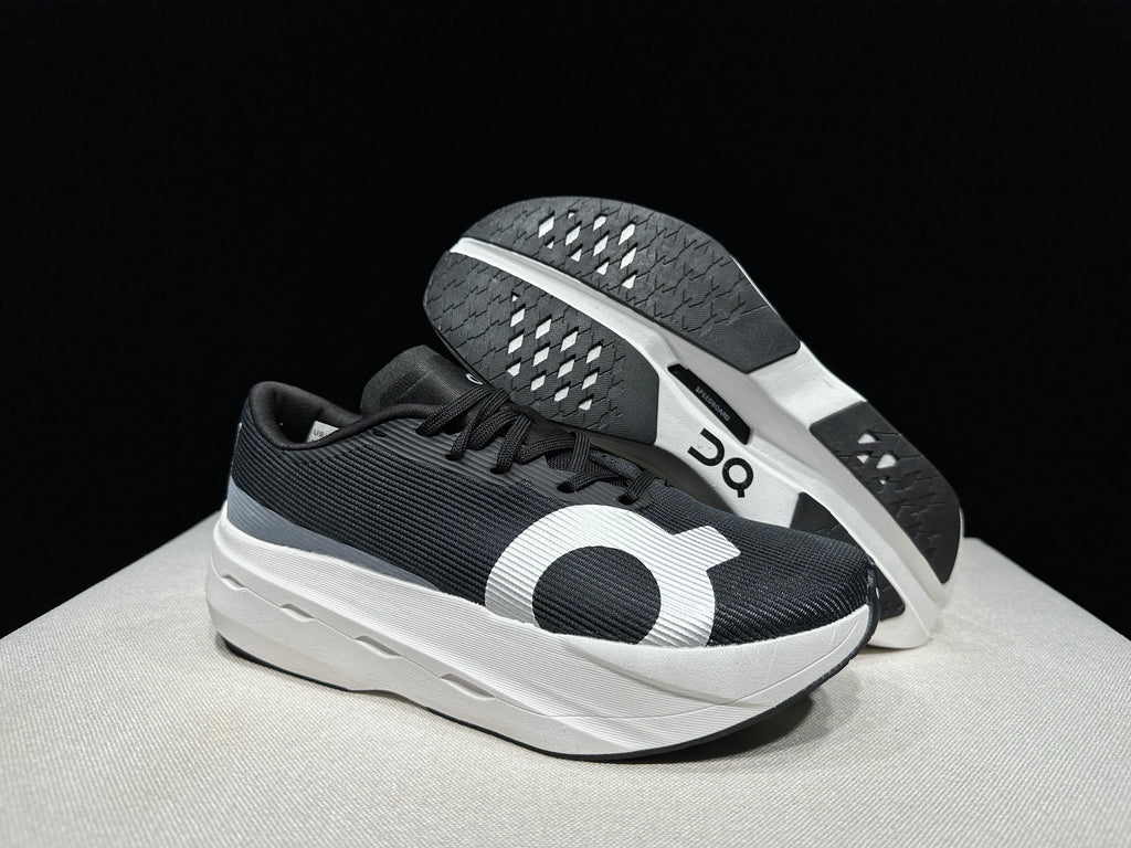 ON - CLOUDBOOM VOLT BLACK WHITE LOGO