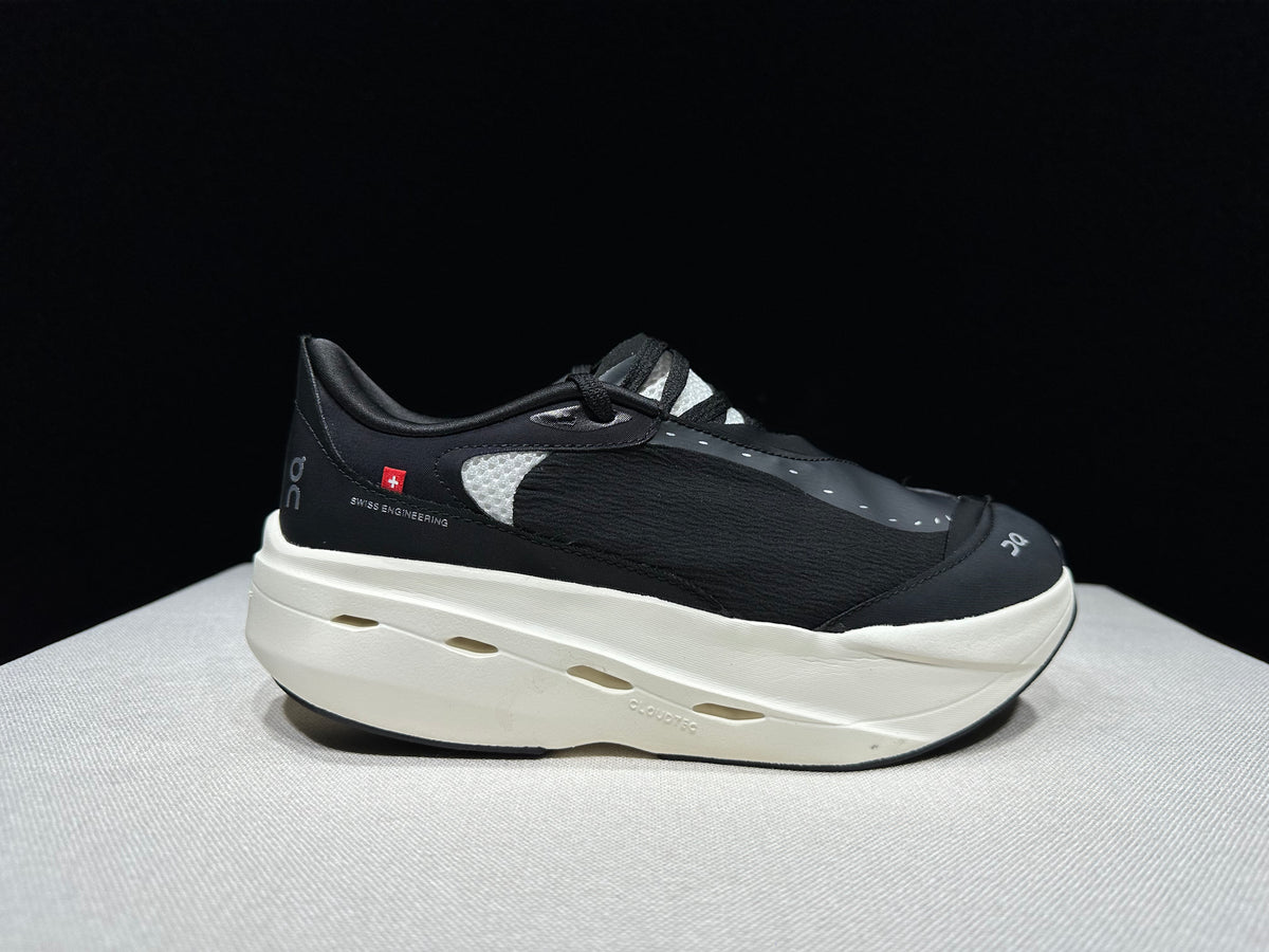 ON - CLOUDBOOM VOLT BLACK WHITE