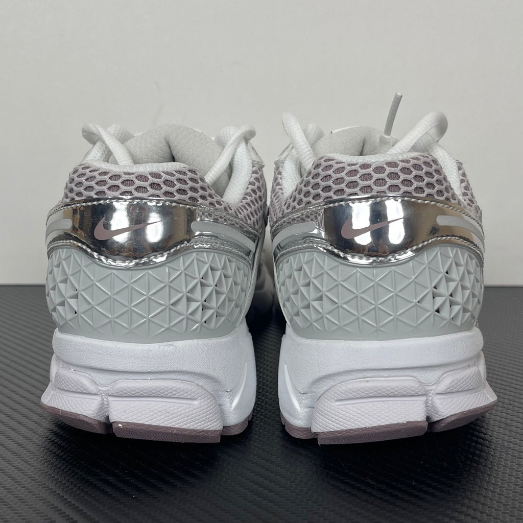NIKE AIR ZOOM VOMERO 5 Metallic Silver / Platinum Violet