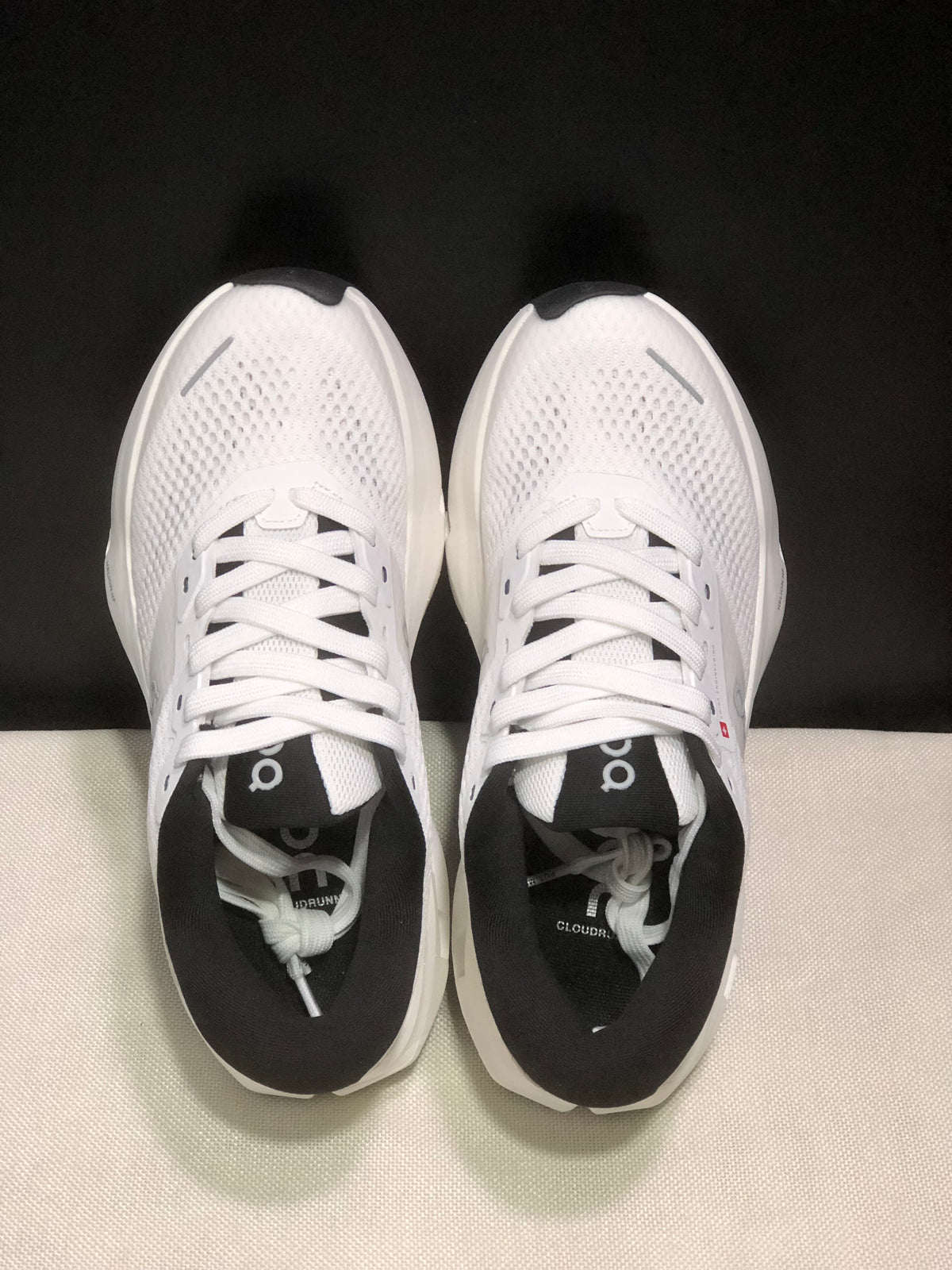 ON- Cloudrunner 3 Max White Black