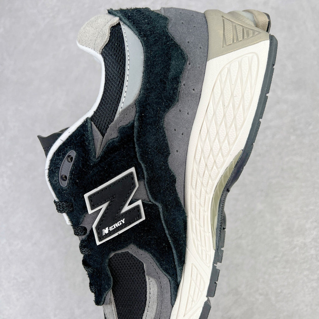 NEW BALANCE 2002R "Protection Pack" in Black/Grey