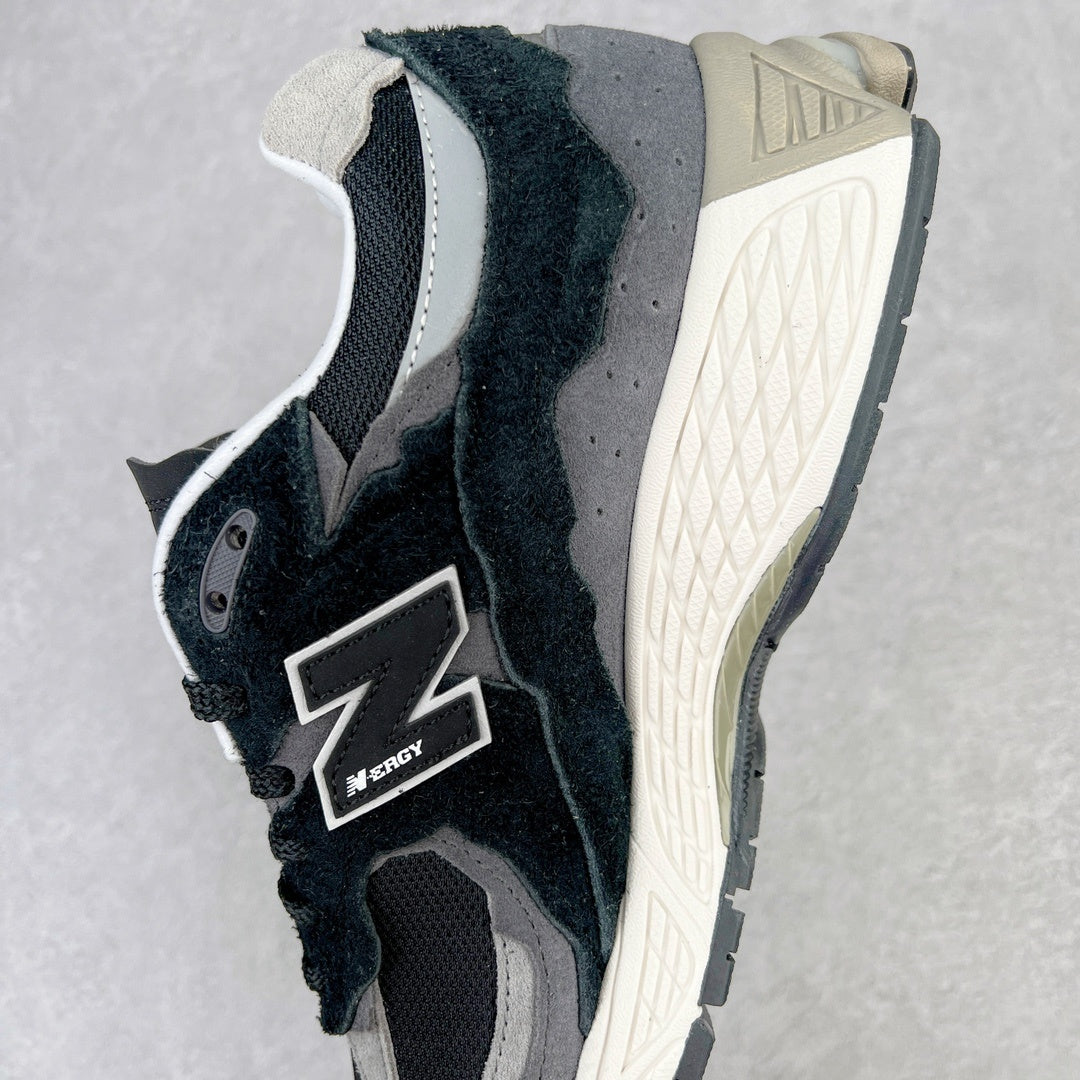 NEW BALANCE 2002R "Protection Pack" in Black/Grey