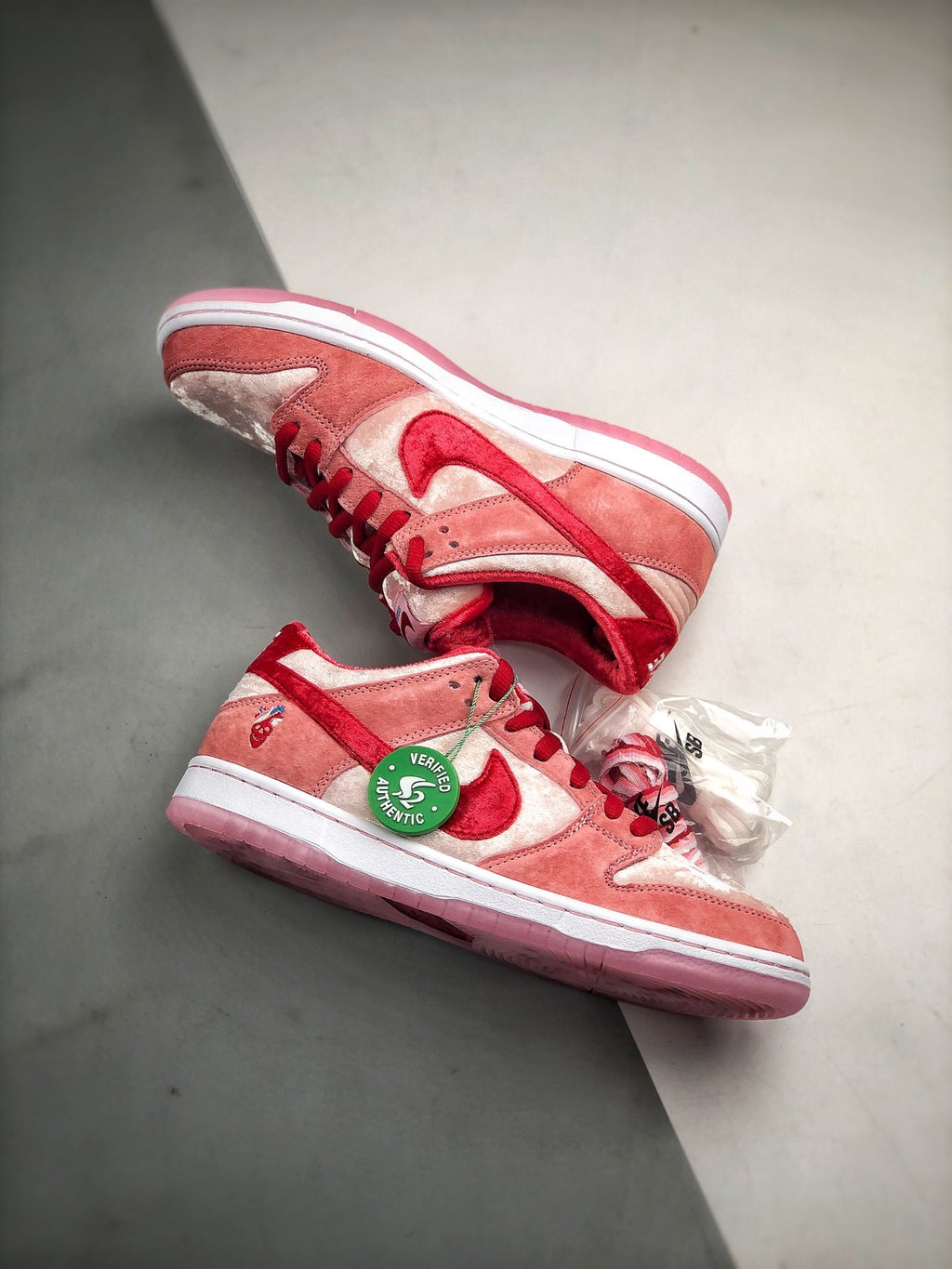 Nike SB Dunk  Low StrangeLove Skateboards