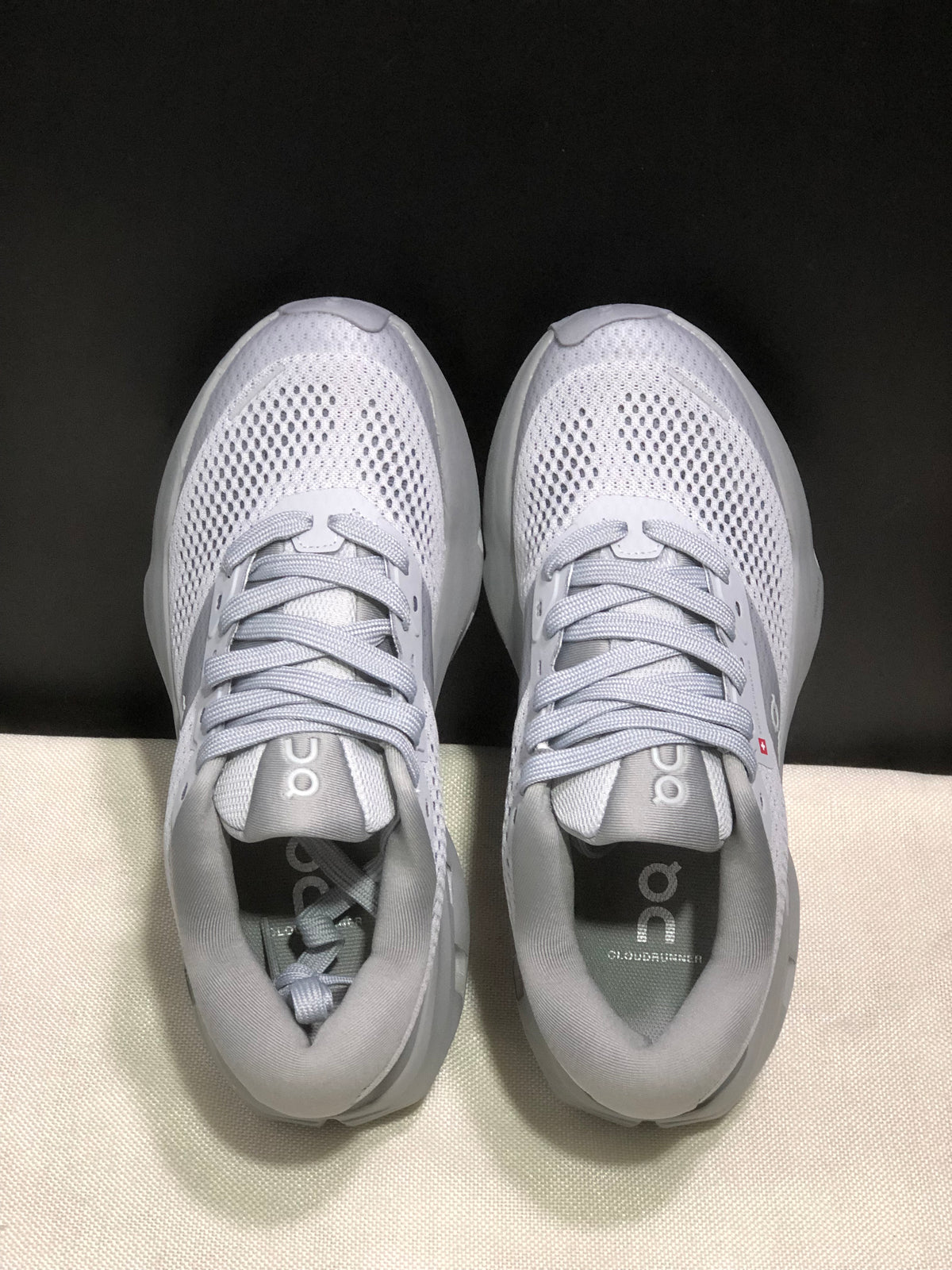 ON- Cloudrunner 3 Max GRAY