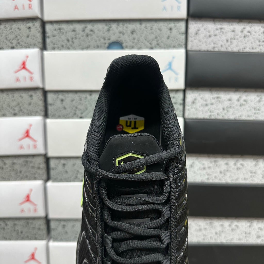 NIKE AIR MAX PLUS Black Volt Ice