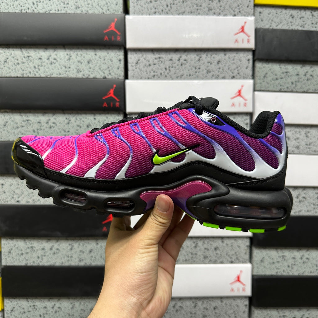 NIKE AIR MAX PLUS Rebellious Air Fireberry