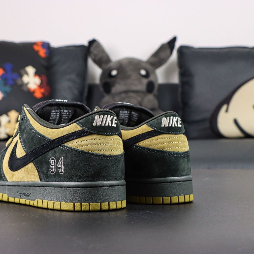 Nike SB Dunk  Low Supreme "Camper Green"