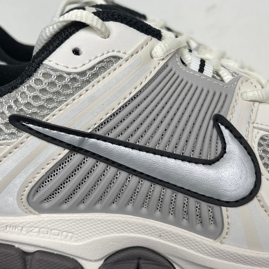 NIKE AIR ZOOM VOMERO 5 Phantom / Metallic Platinum – Light Iron Ore