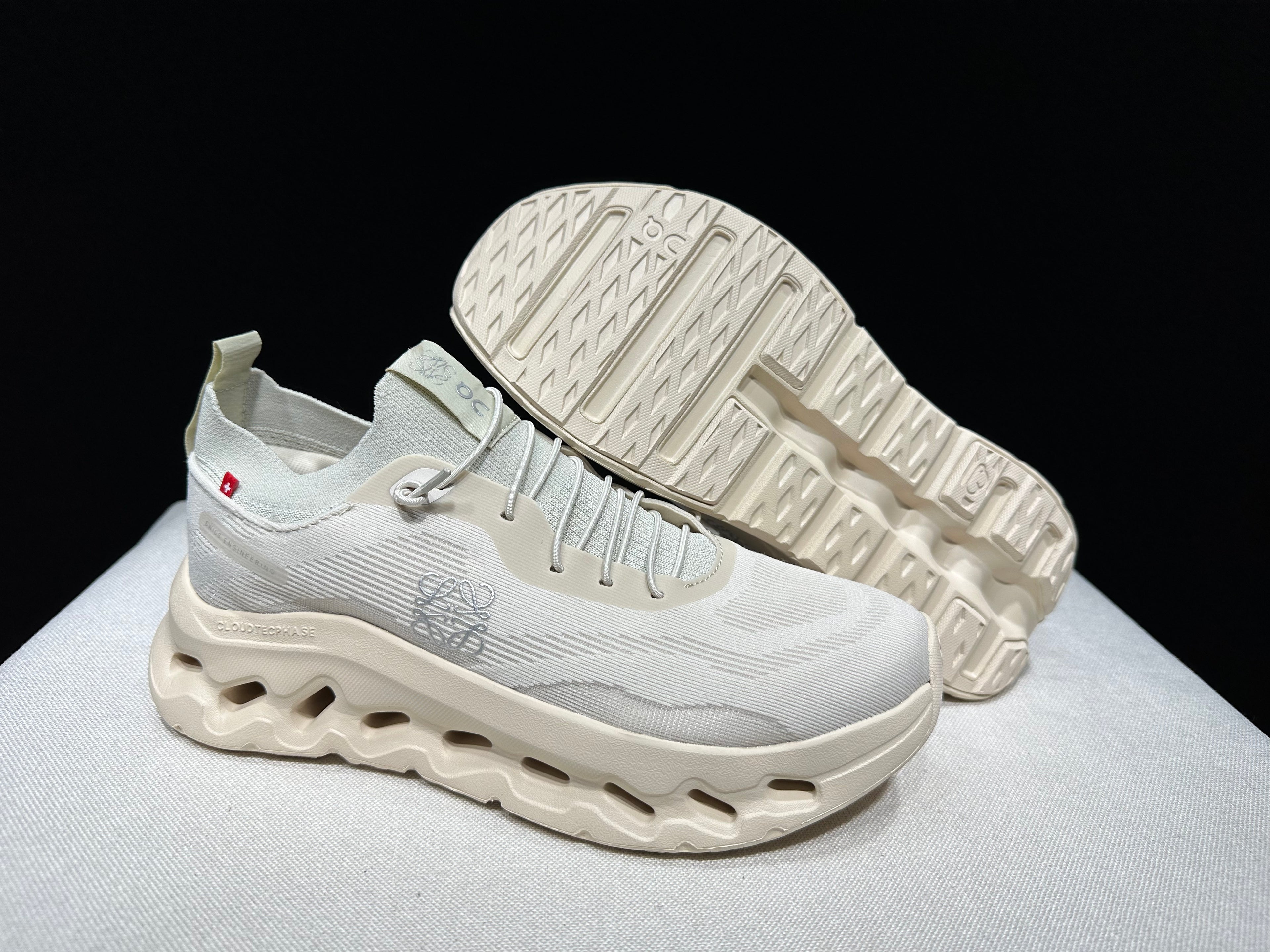 ON - Cloudtilt x Loewe 'Sand'