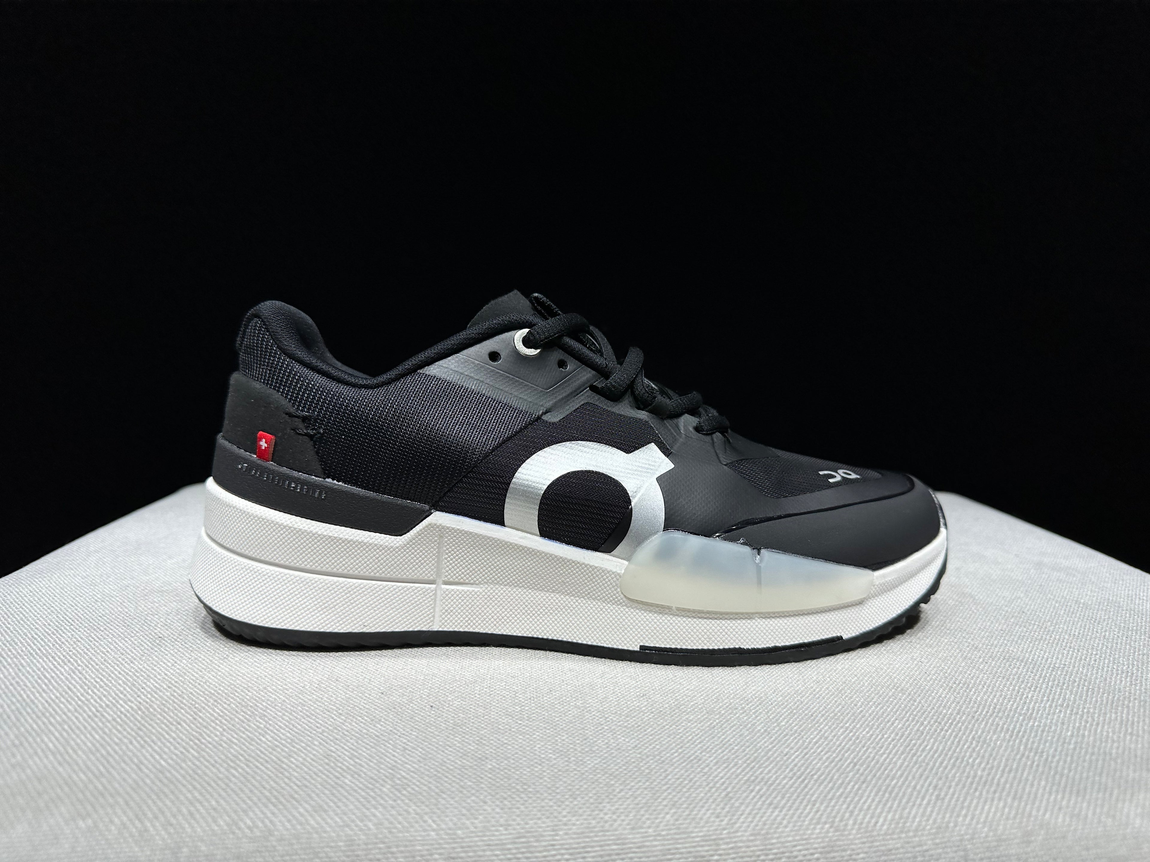 THE ROGER Pro 2 'Black | White'