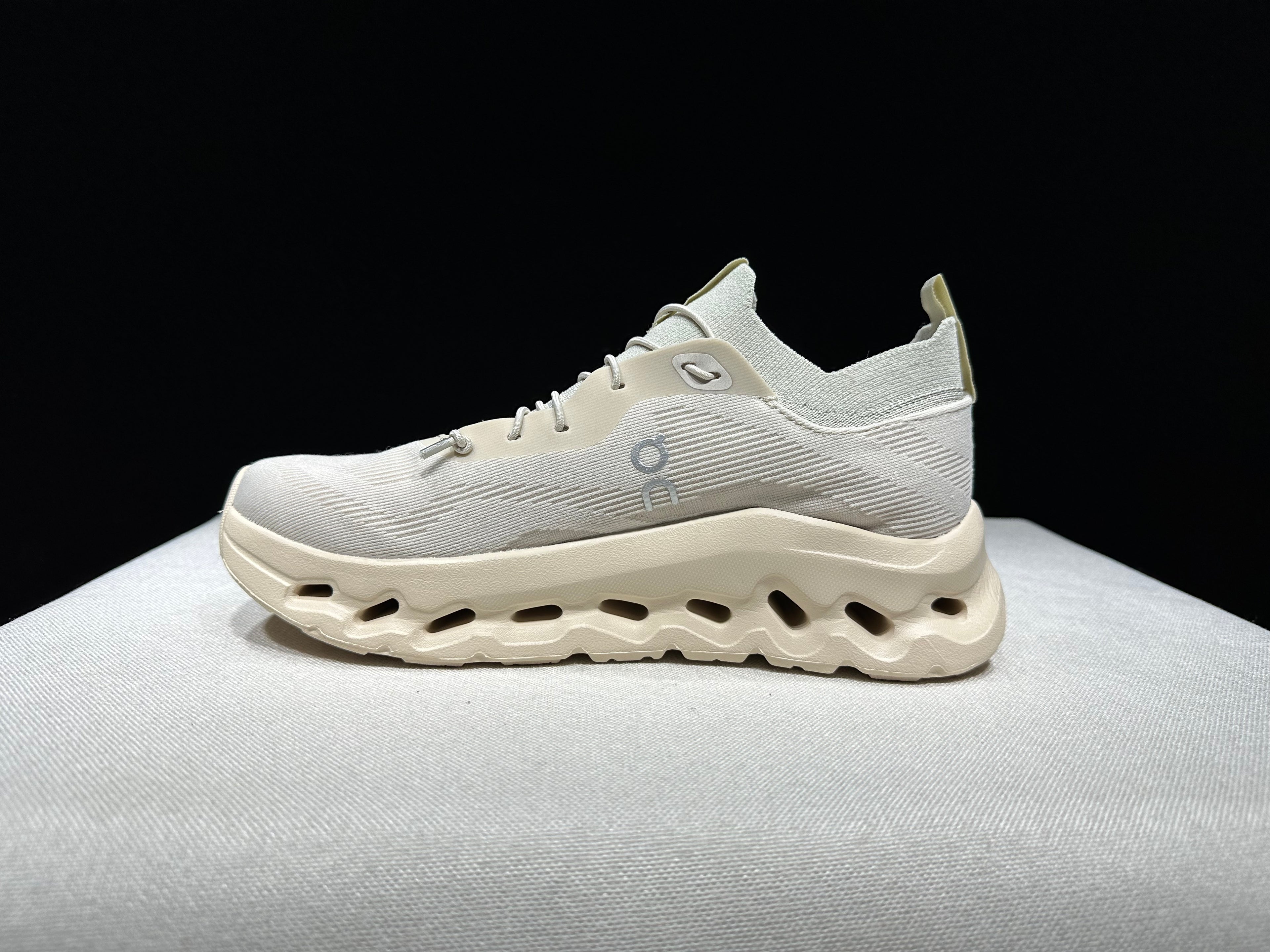 ON - Cloudtilt x Loewe 'Sand'