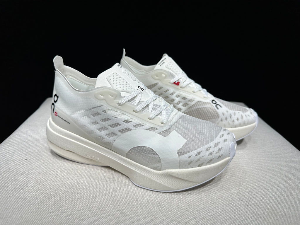 ON - Cloudboom Strike 'White | White'