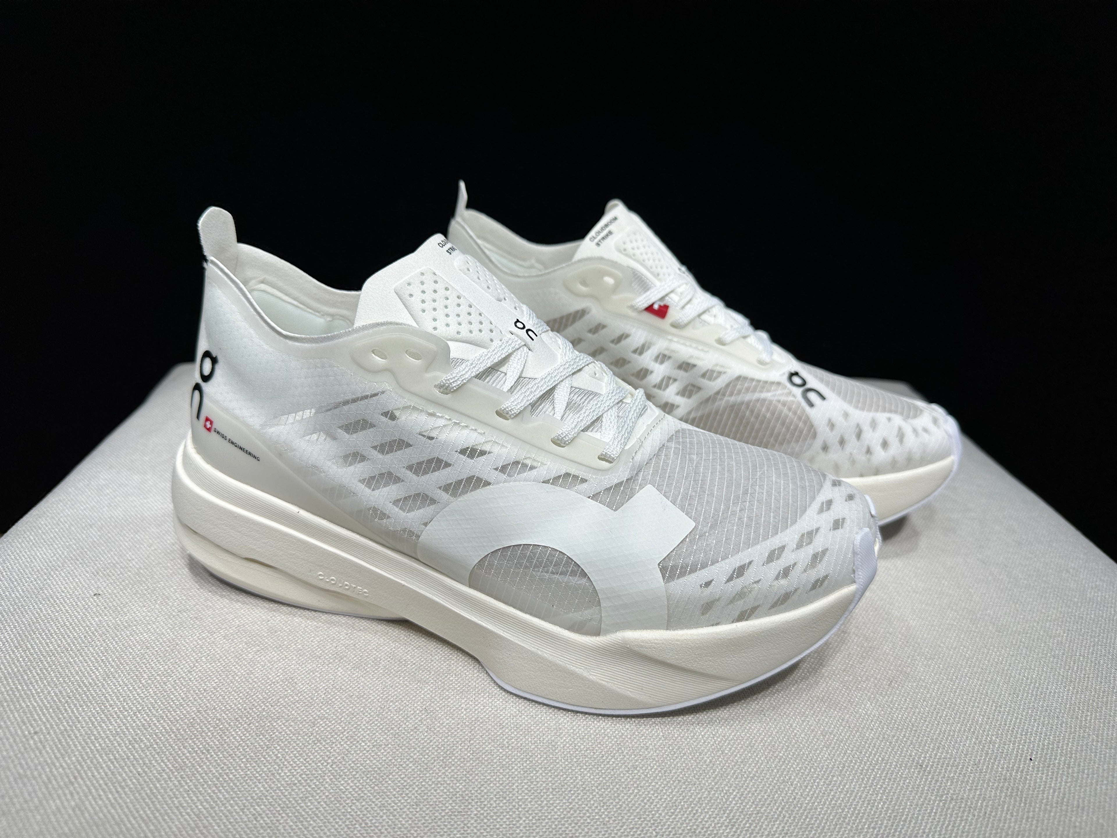 ON - Cloudboom Strike 'White | White'