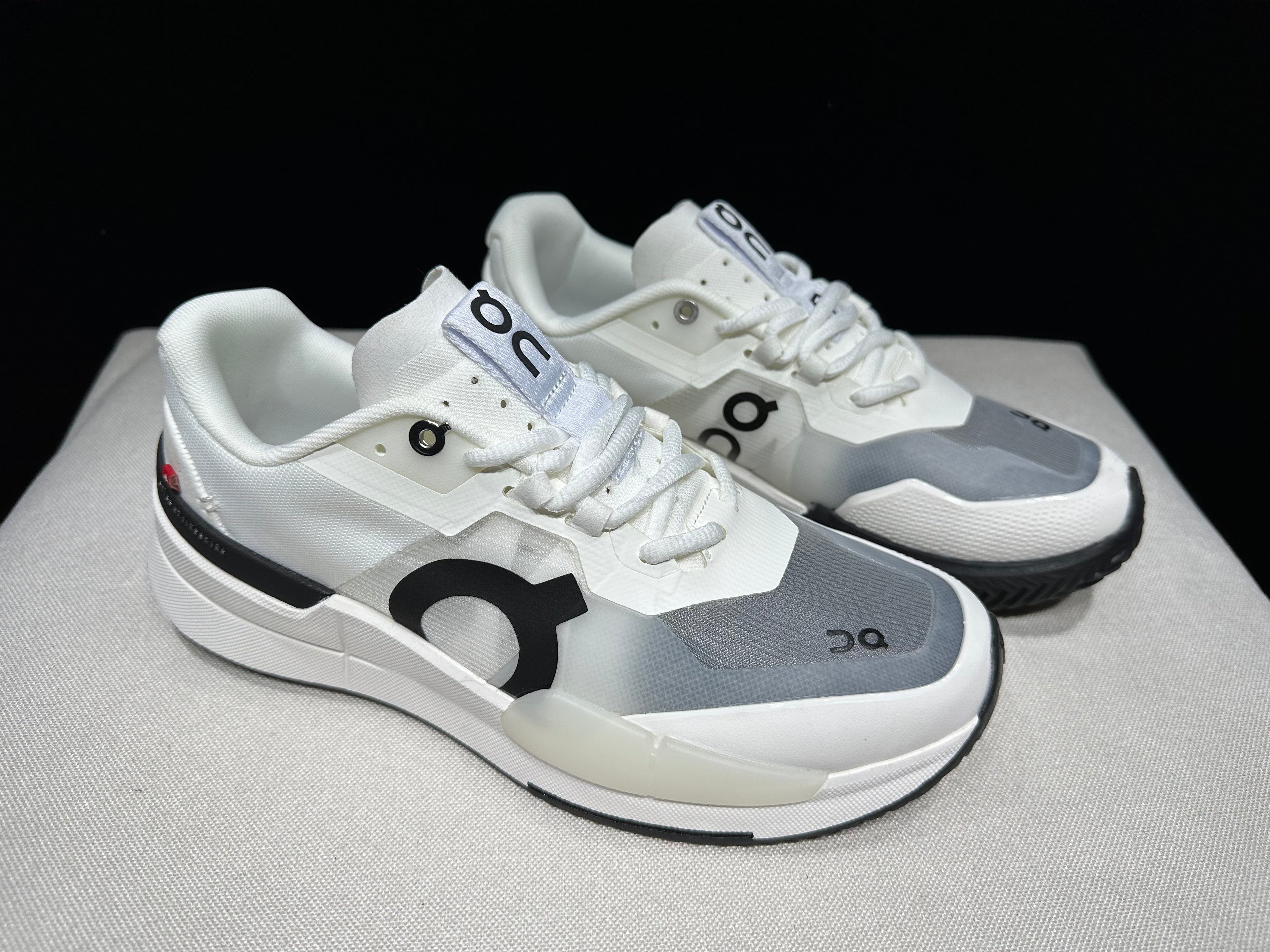 THE ROGER Pro 2 'White | Black'
