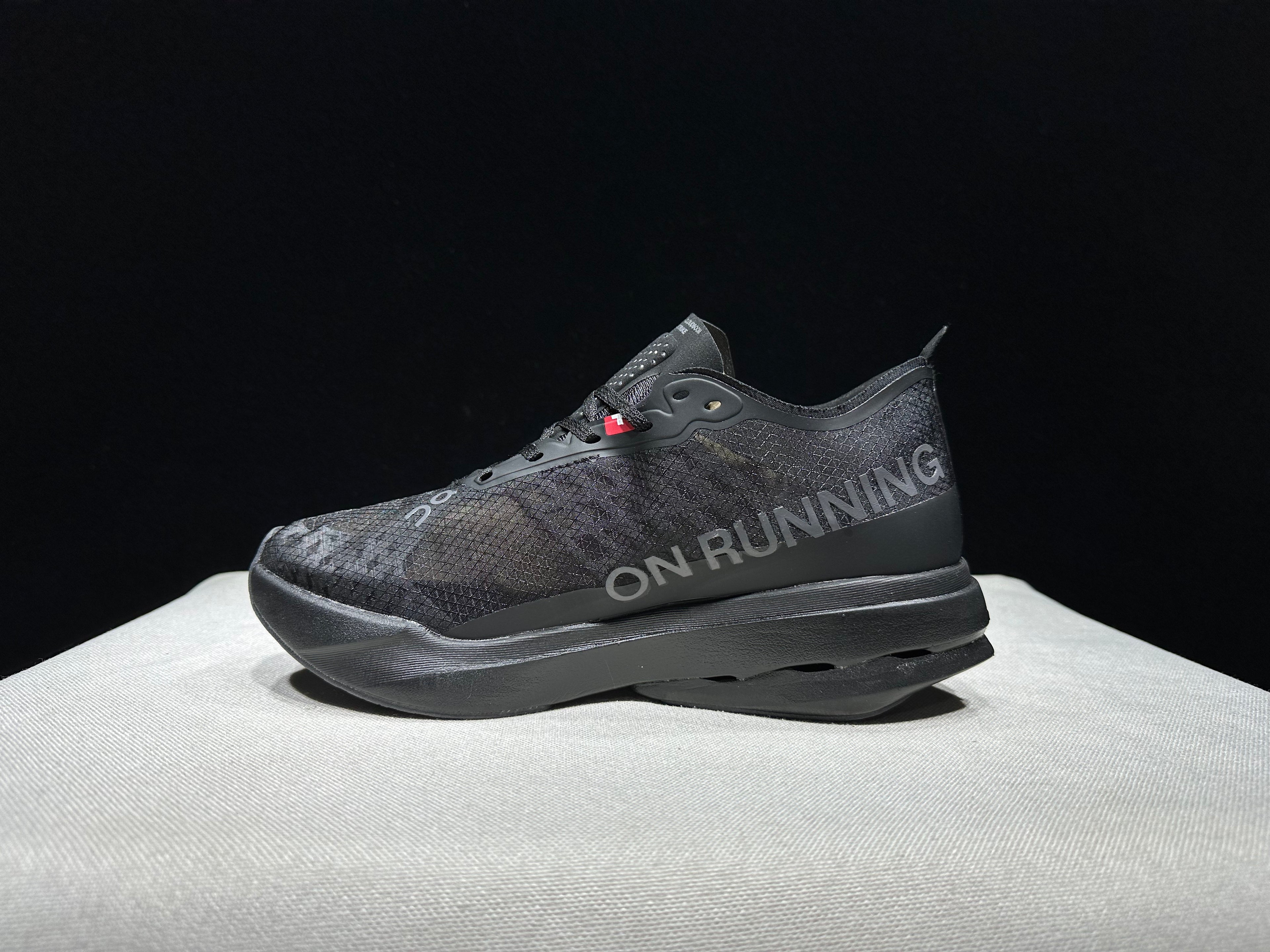 ON - Cloudboom Strike 'Black | Black'