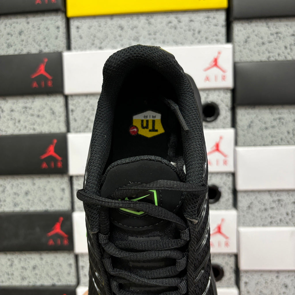 NIKE AIR MAX PLUS Black Green Strike