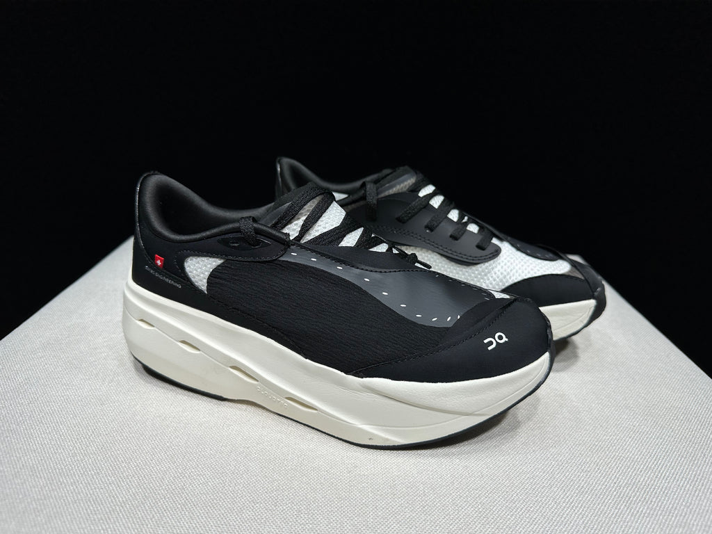 ON - CLOUDBOOM VOLT BLACK WHITE