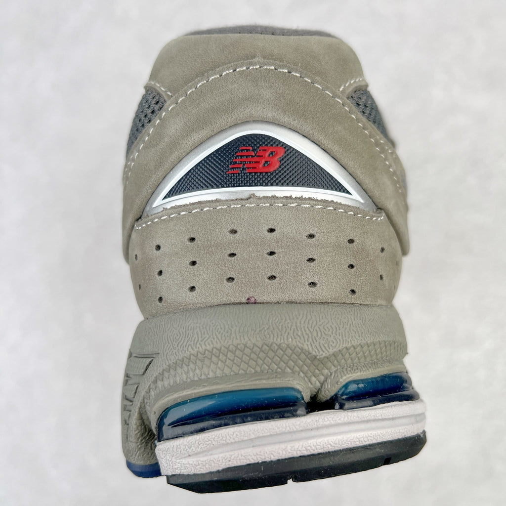 NEW BALANCE 2002R Light Grey / Castlerock